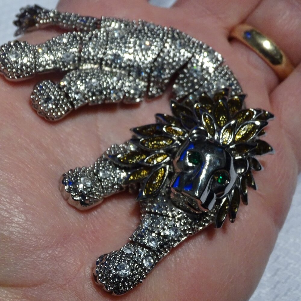 Brooch Pin Lion Large Sparkly Movable Silver Toned
